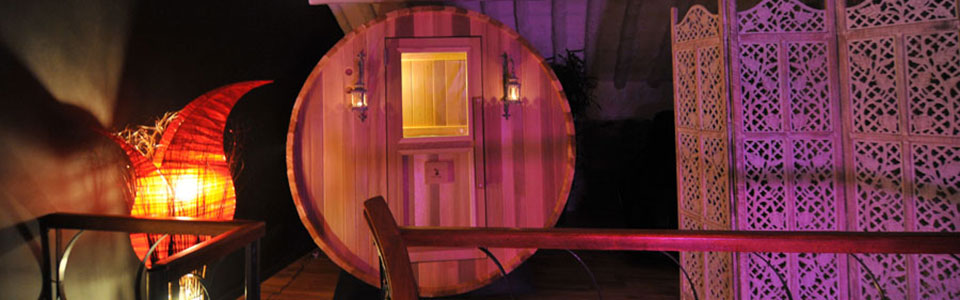 une vue donnant sur le sauna de la suite nirvana